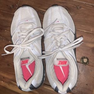 Woman’s Nike reax 5 size 6.5 BRAND NEW